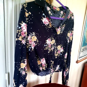 Kort söt blus - En fin blus som är midjekort. Riktigt fin till ett par jeans. Bra skick. 