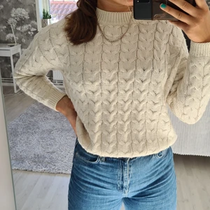 Stickad tröja  - Fin vit stickad tröja i strl S från Mango! Säljes då den inte kommer till användning längre🌸 Köparen står för frakten💮