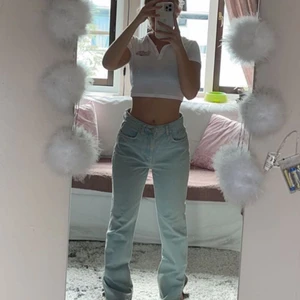 Ljusblåa jeans - Säljer dessa galet snygga ljusblå straight leg jeans med en slits nertill. De har använts fåtal gånger, och har ingen defekt! Från Emilie Malous X na-kd💗skriv för fler bilder, kolla även in min profil för fler kläder!