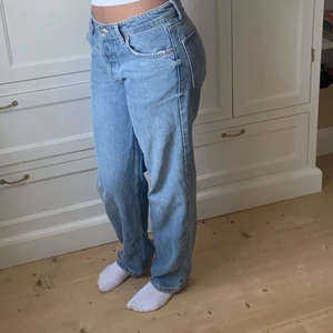 Lowwaist jeans - Supersnygga lowrise-midrise jeans i ljusblå färg. Sitter perfekt i både midja då de lägger sig på höfterna, rumpan och längden i benen när de viker sig och lägger sig över skorna😍. Är även bekväma att sitta i då jag kan uppleva att många lågmidjade jeans och mycket obekväma att sitta ned i. Säljer pga att jag hr så många jeans och de inte riktigt används lika flitigt som de andra.❤️ Buda i kommentarerna eller skriv privar, köparen står alltid för frakten❤️