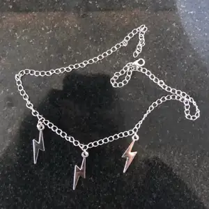 Super coolt halsband! 80kr (frakten är inkluderad i priset). Finns även i guld! Hör av er vid intresse eller funderingar!💓🥰✨