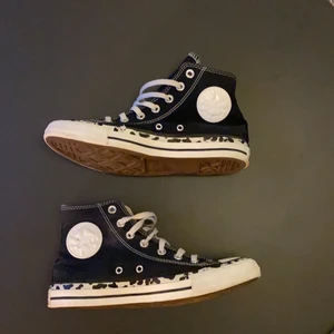 Converse chuck Taylor allstar storlek 38 - Supercoola converse som säljs för 800kr i original pris ⚡️⚡️ leopard print som detalj längst sulan 🐆❤️ omskötta skor som använts Max en halv sommar som bara står i hallen ❤️ vid fler intressen så buda i kommentarerna ❤️❤️storlek 38 men är även som en 39⚡️⚡️