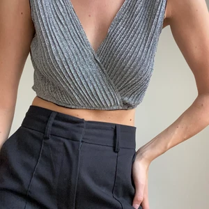 FESTTOPP - Festlig topp från NAKD i silverglittringt tunt material med resår i midjan