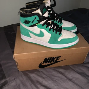 Nike Jordan 1 High Zoom Green - Dem är använda ett par gånger men är i bra skick. Kvittot finns. Köpte dem på Foot locker. Pris går att diskutera 