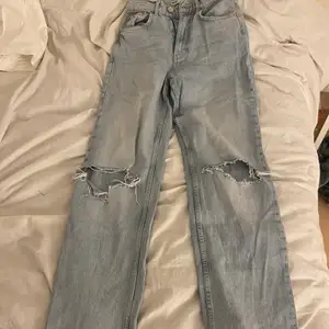 Säljer mina 90s high waist jeans från gina tricot då stl (36) ej passar mig! Väldigt fin färg och är i bra skick då de är använda enstaka gånger.