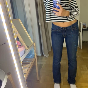 Lågmidjade jeans  - Superfina lågmidjade jeans! Skulle säga att de är storlek 34/36 och är lite stora i midjan på mig men inte så farligt! Skriv privat vid frågor💞