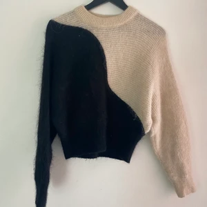 Other Stories Tjocktröja - Väldigt varm och mysig tjocktröja från Other Stories. Ny pris var 649kr. Funkar till allt och perfekt för höst och vinter. 