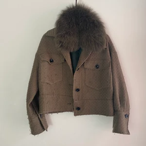 Meotine Jacka  - Denna jacka är köpt förra hösten och använd under hösten. Den är i en väldigt fin, lite svagare militär grön färg och har en matchande päls. Pälsen går att ta av och sätta på, så jackan blir lite vårigare. Den är inte för varm, men rymmer för tjocktröjor under så du inte fryser. Därför är den väldigt bra för vinter och vår. Jackan är i bra skick, endast med lite trådar som sticker fram (jackan är lite känslig). Dessa trådar märks inte av när man bär jackan men syns om du skulle ta en noga titt. 