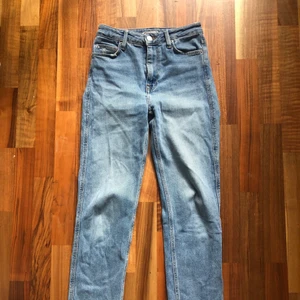 cubus jeans - Raka jeans från cubus som e lite ripped längst ner. Väldigt skona för att va jeans!! Säljer då de inte passar längre. Bra skick 