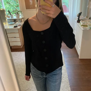 Svart topp - Svart topp med stora knappar köpt på Afound.  💙💙