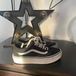 Vans platå - Vans skor i platå modellen. Knappt använda!
