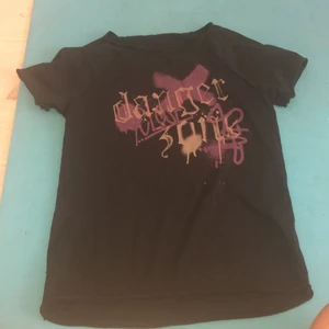 Zalando tröja  - Lite street aktigt men behöver ju inte vara den stilen, snygg men den har blivit för liten tyvärr! frakt och sånt kan vi ta sen❤️