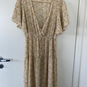 NY blommig klänning - Storlek M/38, aldrig använd 