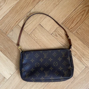 Louis Vuitton Pochette  - Säljer min superfina Louis Vuitton väska då jag har andra väskor som jag använder mer. Inga skavanker bortsett från att flärpen på dragkedjan är borta vilket den var när jag köpte den. Inköpt på Vestiare Collective. Bara att höra av dig vid eventuella frågor! 