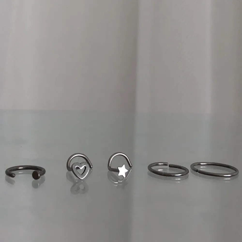 Hjärtat såld, lilla ringen såld, stjärnan såld, lilla ringen såld✅ Silver smycken för näspiercing i äkta sterlingsilver, de är alltså i rostfritt stål. Helt oanvända. Storlek 0.8mm, den längst till vänster är 1mm. 50 kr/st inkl frakt. Accessoarer.