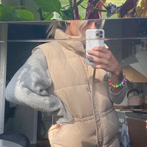 Väst  - Säljer min väst från nelly, då den är för stor för mig. Den är i fint skick då den aldrig är använd.