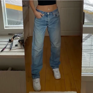 Low waisted jeans - Levis 501 som sitter baggy och lågt i midjan. Första bilden är lånad ifrån juliastorfeldt!!! Storlek w31 L30 men passar mig som brukar ha 27/28 och är 165 lång💋 Startar budgivning om flera är intresserade! (Skriv privat för fler bilder)