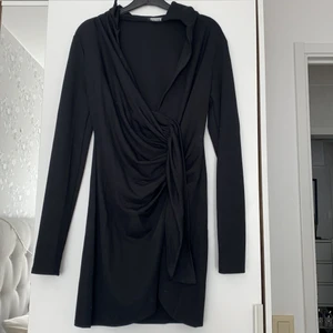 Svart kort klänning - Svart urringad kort klänning från Nelly i strl S. Aldrig använd!