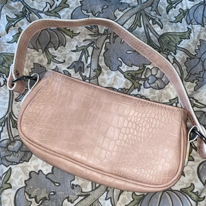 Rosa baguette väska  - Super söt rosa baguette väska från Asos, aldrig använd. 