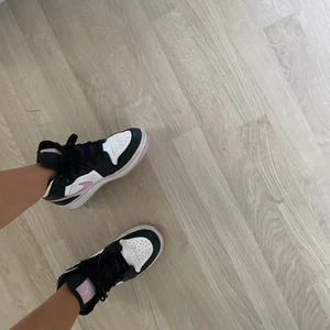 Jordan 1 mid artic pink  - Säljer mina älsklingsskor då dom tyvärr blivit försmå. Jordan 1 mid i färgen artic pink storlek 36💕 köpta för ca 2000kr. Skick 8,5/10