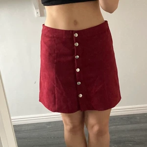 Röd kjol  - Röd kjol, säljer för att den inte passar. För mer info är det bara att fråga.