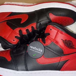 Jordan 1’s mids  - Beställda från restocks.net. Tyvärr för små :( använt 3-4 gånger men måste nu sälja dem pga storleken. Har vanligtvis 39 men trodde dessa 38:or skulle vara stora i storleken. ‼️700 kr fast pris‼️