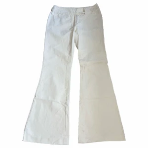 Vita manchesterbyxor - Vita manchesterbyxor i toppskick. Sjukt najs långa utsvängda ben och knäppdetalj fram😍😍 storlek 38