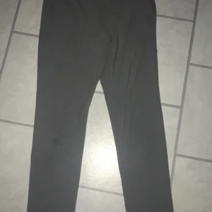 Gråa kostymbyxor jack n jones  - Säljer nu mina favvobyxor då dom tyvär inte passar längre, gråa kostymbyxor från jack & Jones,  28/30 är str  