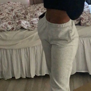 Grå mjukis byxor  - Ett par grå mjukis byxor , endast andvända ett fåtal gånger, sitter bra både i midja, längd och baktill, skönt material och väldigt mysiga. Pris kan diskuteras 