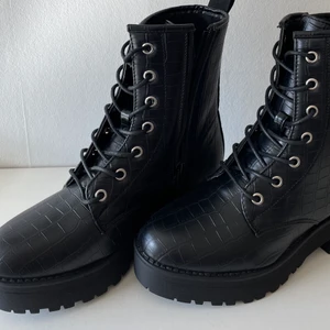 Boots - Helt oanvända supersnygga boots/kängor. Perfekta till hösten!!!! Råkade köpa fel storlek därav säljer jag de….. köpta för 540 kr. Köparen står för frakt☀️