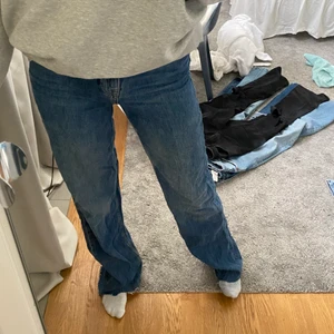 Zara jeans - Så sköna och snygga jeans från zara! Lite högre i midjan och i ganska stretchigt material☺️ sitter tajt över rumpan och kan nog göra en bit ned på låren beroende på vilken storlek man har, så skulle säga att de passar både större och mindre storlekar än 34!