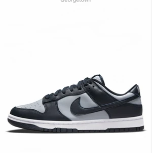Nike dunk low Georgetown - Säljer ett par dunk low helt nya kan frakta oxå