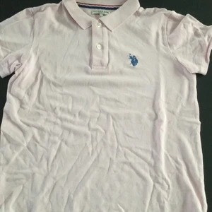 Polo club association pikétröja  - Rosa polo club association tröja använd 1-3 gånger. Nyskick.