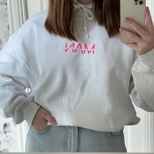 Hoodie - Väldigt snygg hoodie från Boohoo i storlek S med tryck på ryggen 🖤💗 Väldigt stor i storleken. Lite nopprig, därav priset. Det är dock ingenting som syns på lite håll 🥰 Skriv privat vid frågor! 