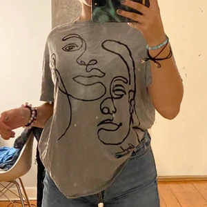 Pill&bear st:XS-S  - Säljer den här fina coola tröjan kommer verkligen aldrig till ändvändning vilket är synd 