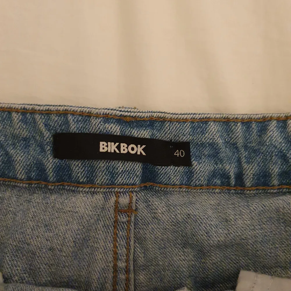 Det är en helt oanvänd jeans kjol och den är vi bra sick har inte använt den, för att jag tycker inte om jeans kjolar och det är därför jag säljer den.. Kjolar.