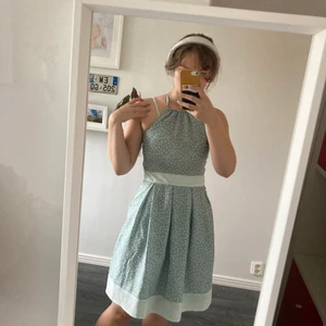 Prickig klänning  - Enkel prickig klänning, ingen officiell storlek men jag tror att den passar xs eller s. För mer info är det bara att fråga 
