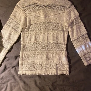 Vit spetströja. - Säljer denna ursnygga tröjan från Pieces. Köpte den i fel storlek så den är aldrig använd. Den är tajt och tunn. Du som köpare står för frakten.💓