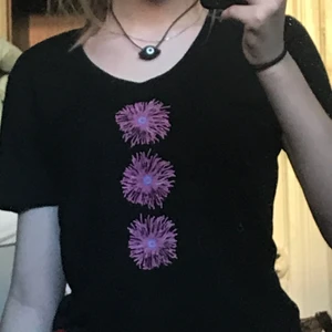 söt topp - supersöt topp från emmaus!! croppade tröjan själv men i fint skick. använder inte så mycket så säljer därför!!<33