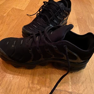 Säljer dess vapormax plus för 900kr - Nypris 2200kr använda 3 gånger storlek 41