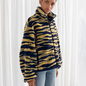 Jacka - Jacka med tigermönster från & Other stories i kanonskick. Jättemysig och varm. Väldigt oversize!! Den är storlek XS men sitter ganska stort på mig som brukar ha S/M. Nypris är 1300 kr. Möts gärna upp i centrala Malmö. 