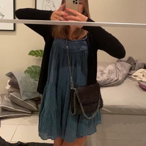 Liknande Stella McCartney  - Svart liknande Stella McCartney väska, med justerbar längd. Fint skick, dragkedjan i inner fickan är borta men annars jätte fin! 