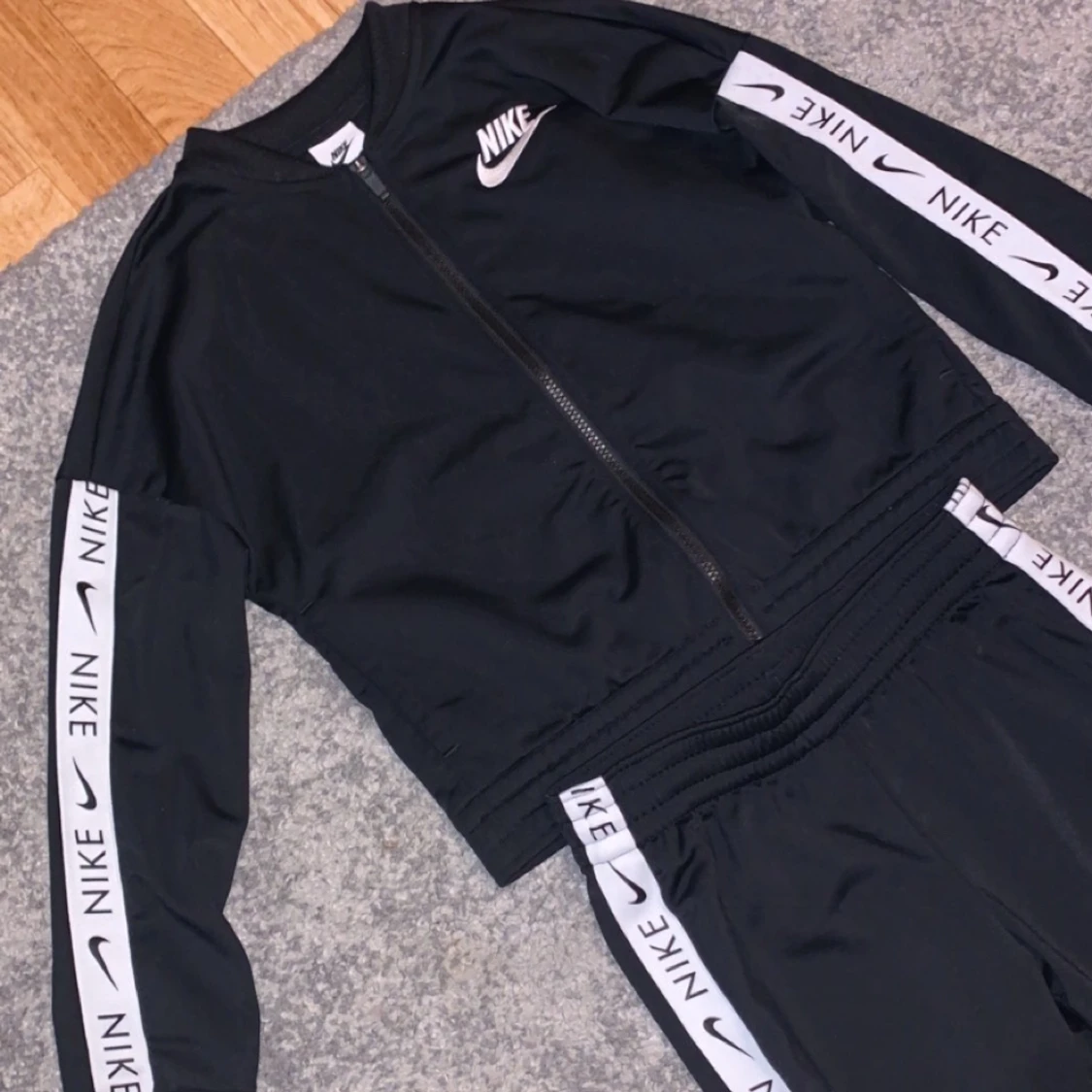 Nike tracksuit storlek 146-156cm 