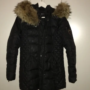 Vinterjacka  - Säljer min rock and blue jacka som är i den längre modellen. Den kommer ner strax över rumpan. Äkta päls 