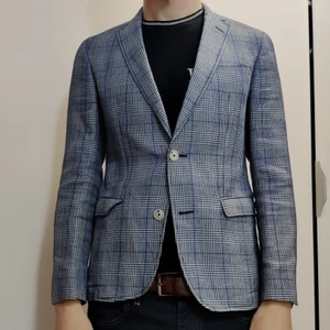 SAND Blazer - Tyget är av väldigt bra kvalitet tillverkad i Italien, väl använd men i bra skick. Köptes för 4500. En kavaj helt enkelt. Funkar perfekt till både kostymbyxor/chinos och jeans. Skicka gärna ett meddelande för mer bilder.