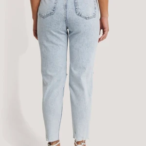 NAKD JEANS - Storlek 34, köpta på NA-KD. Jättefina jeans som ja tyvärr måste sälja pga storleken var för liten för mig. Framhäver kroppen så bra