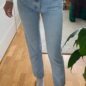 Levis jeans 501 - Levis jeans i en ljus färg. liten fläck längst ner vid byxbenet på baksidan. storlek W 26 L 30 💙