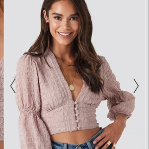 Jättefin blus från na-kd💞💞💞 - Jättefin blus från na-kd💞💞💞 aldrig använd, lapp sitter kvar💞 säljer pga för lite användning💞 perfekt blus för lite finare tillfällen💕  nypris 350kr, jag säljer för 100kr💕