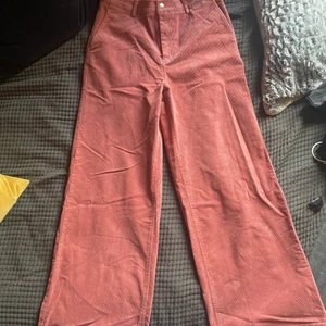 Manchesterbyxa - Rosa vida manchesterbyxor från Carin Wester - aldrig använda!! Säljer då dem inte passar mig i storleken. 