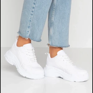 Vita sneakers  - Vita super fräscha sneakers från Nelly som är näst intill helt oanvända, säljer pga att de var för små vid tårna.